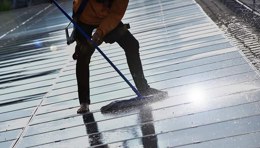 TSW Reinigung – Photovoltaikreinigung Regensburg: saubere Module für maximalen Ertrag PV-Module reinigen Regensburg – TSW Reinigung entfernt Vogelkot und Schmutz von Solarmodulen